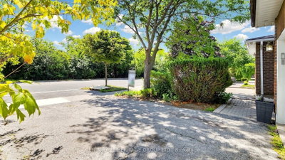 52 Lund Street • Richmond Hill, ON photo 3