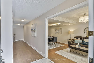 310 Chambers Crescent • Newmarket, ON photo 2