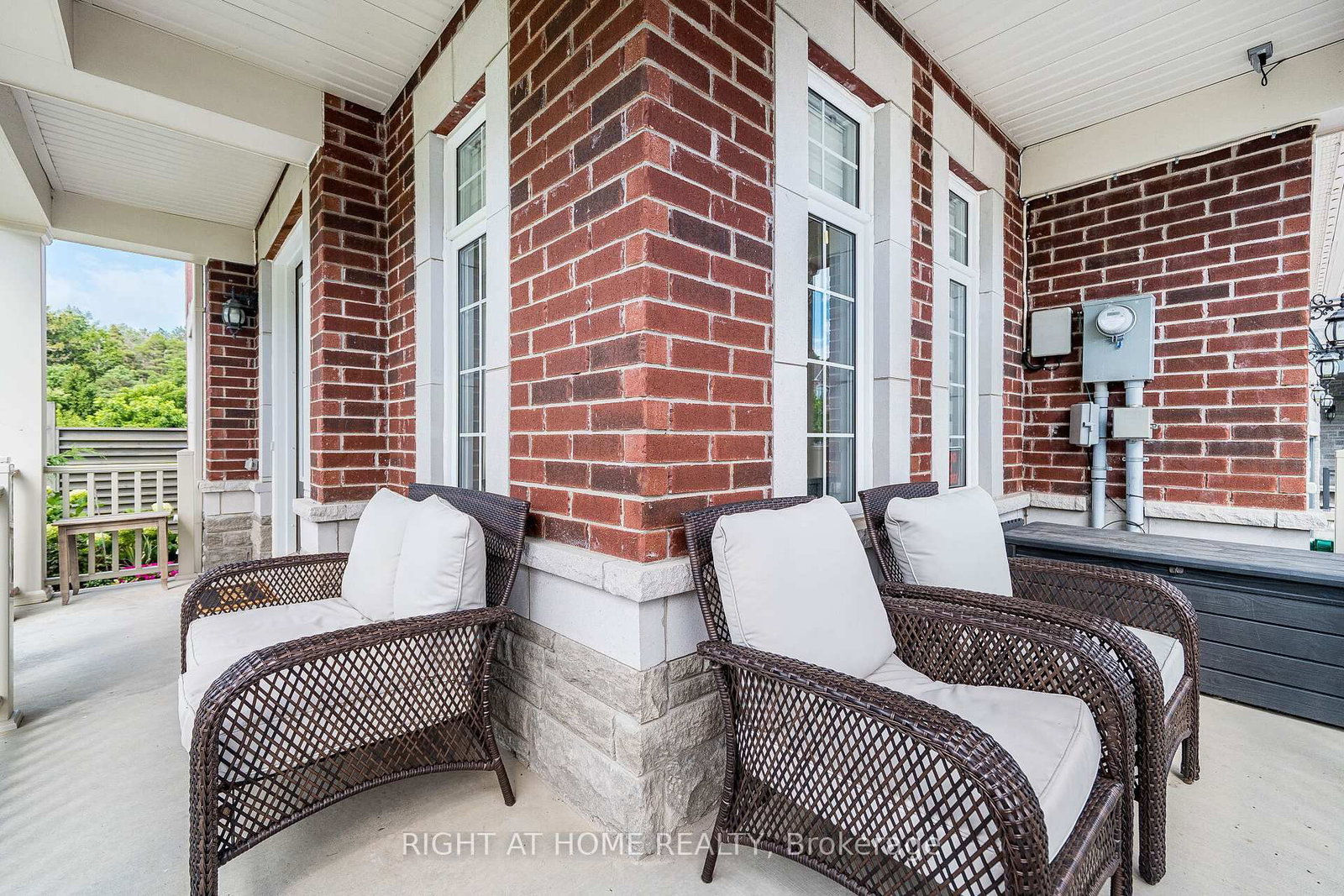 2 Cottonwood Hollow Court • Aurora, ON photo 8