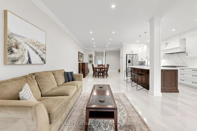 8A Casa Grande Street • Richmond Hill, ON photo 9
