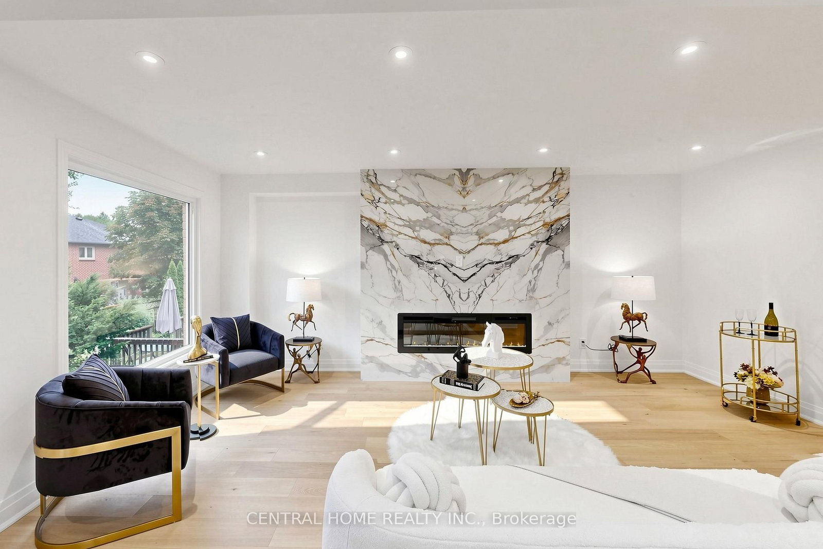 15 Closs Square • Aurora, ON photo 13