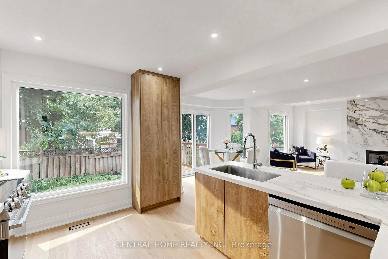 15 Closs Square • Aurora, ON photo 16