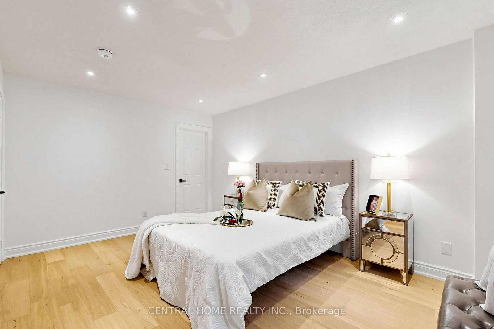 15 Closs Square • Aurora, ON photo 24