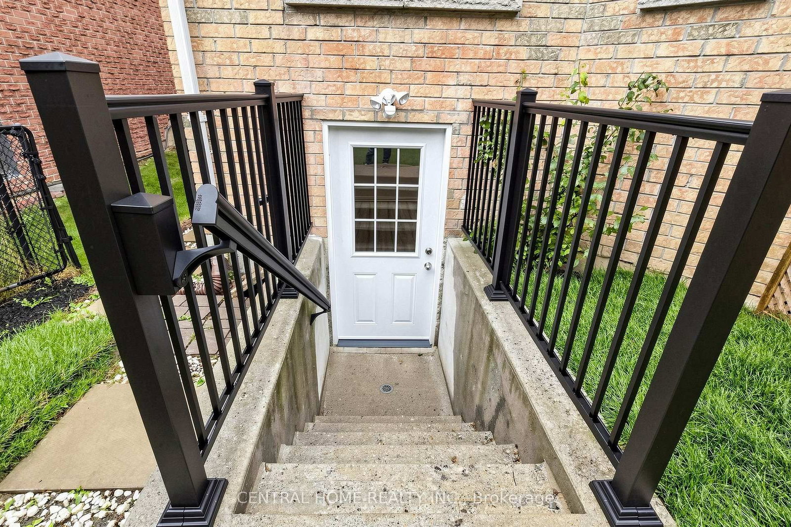 15 Closs Square • Aurora, ON photo 37
