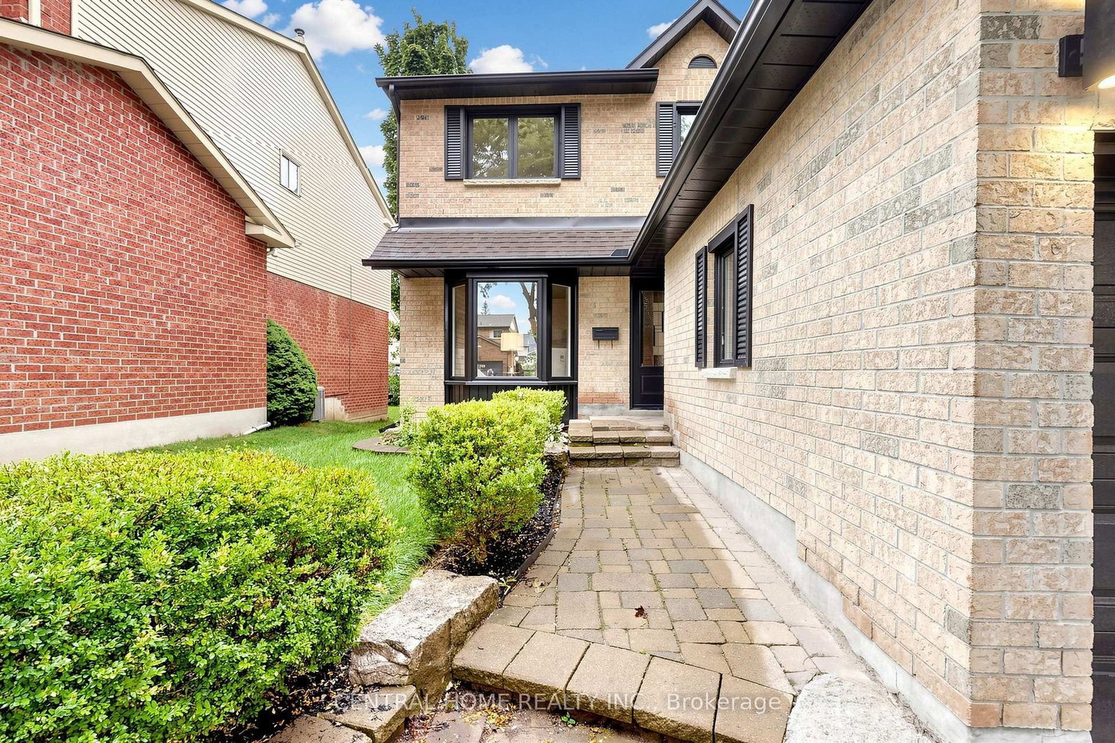 15 Closs Square • Aurora, ON photo 4