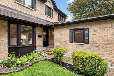 15 Closs Square • Aurora, ON photo 5