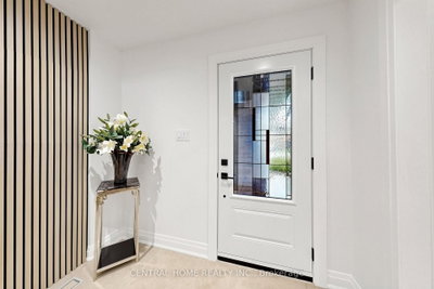 15 Closs Square • Aurora, ON photo 8