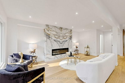 15 Closs Square • Aurora, ON photo 9