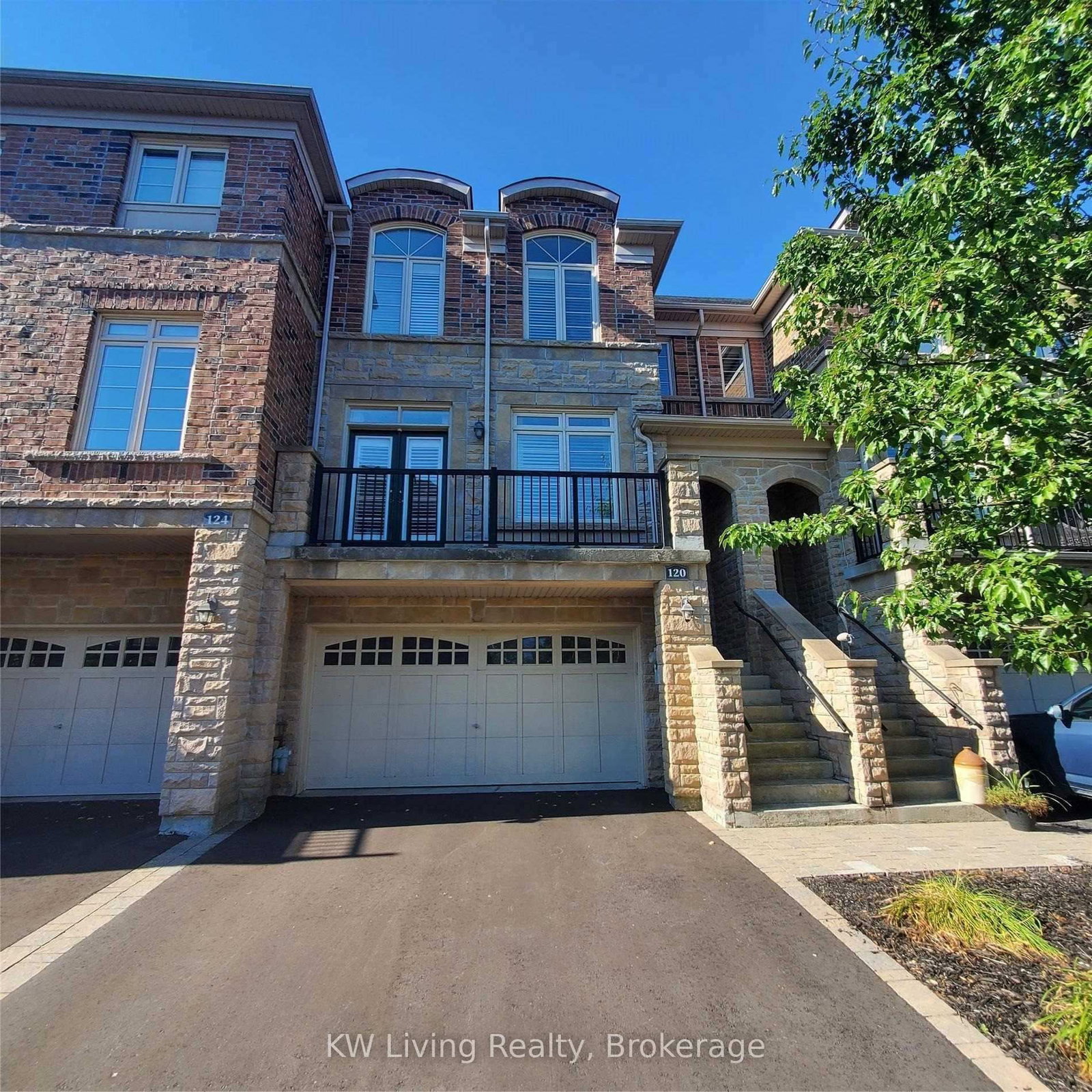 120 Chapman Court • Aurora, ON photo 1