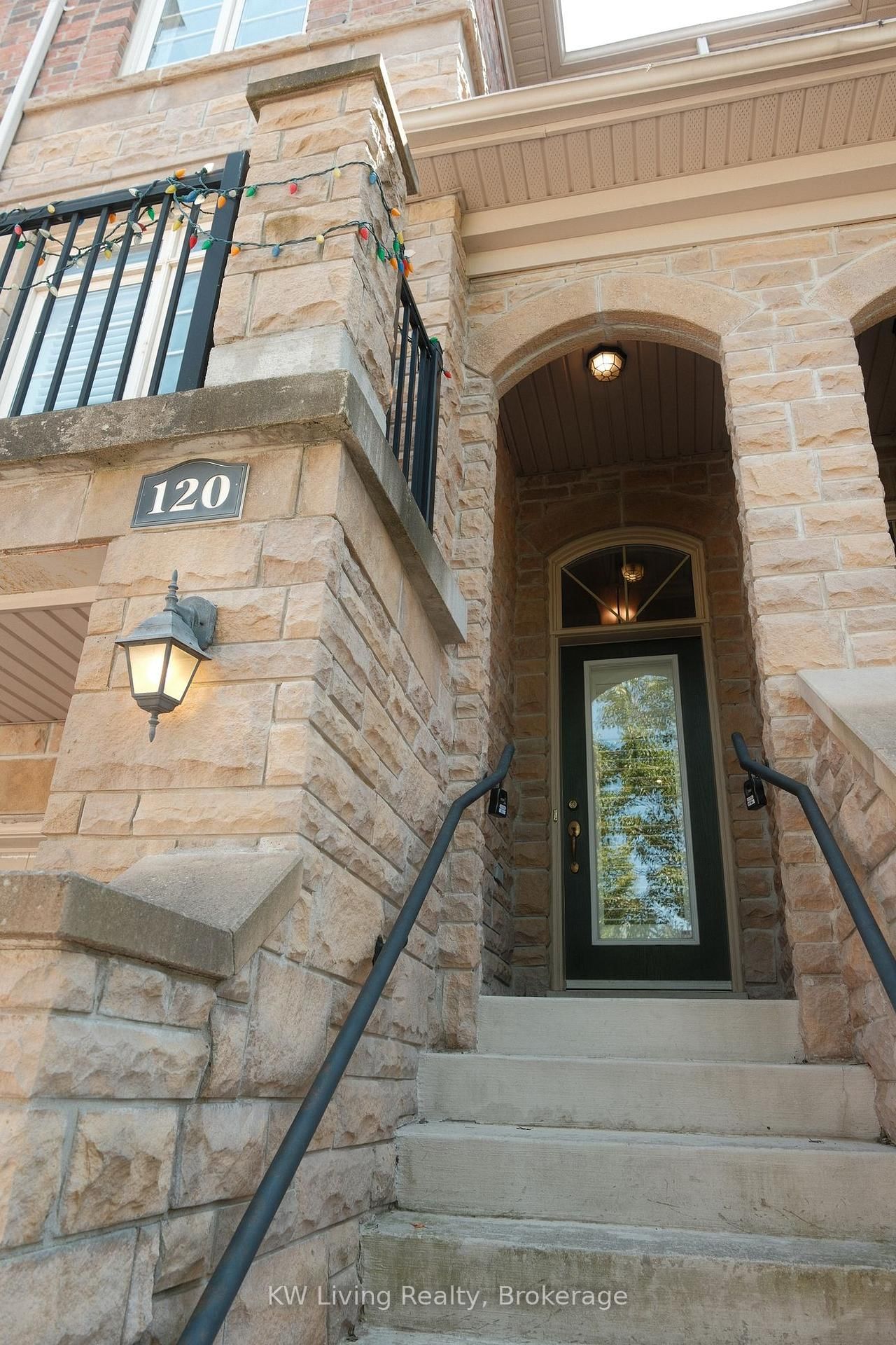 120 Chapman Court • Aurora, ON photo 5