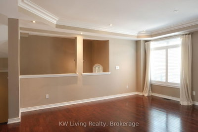 120 Chapman Court • Aurora, ON photo 9