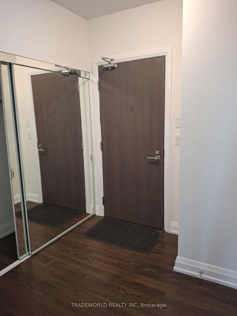 7171 Yonge St photo 4
