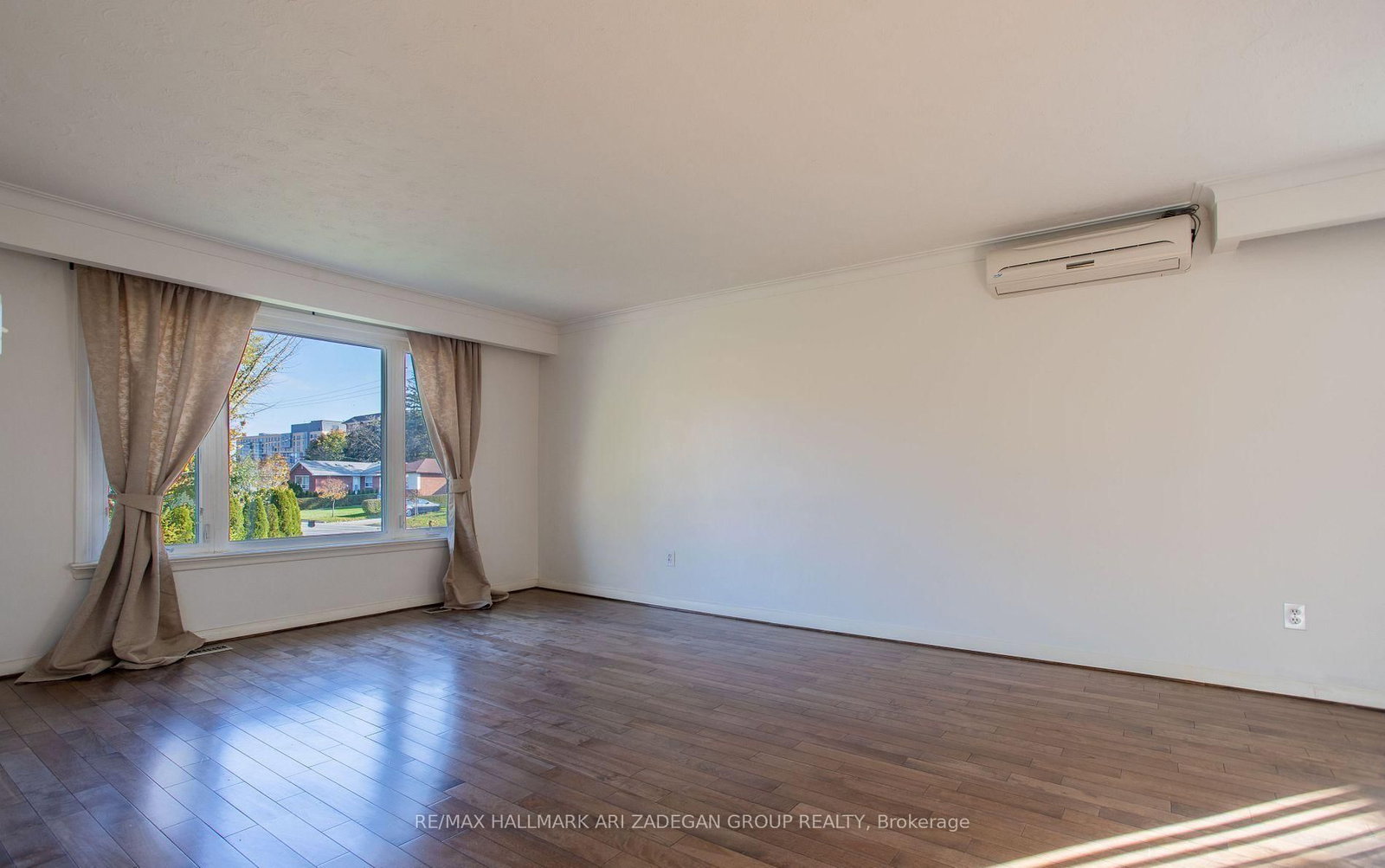 210 Harrygan Crescent • Richmond Hill, ON photo 5