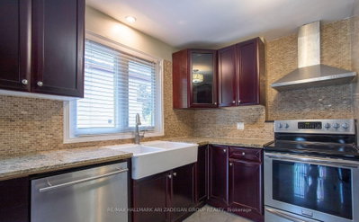 210 Harrygan Crescent • Richmond Hill, ON photo 9