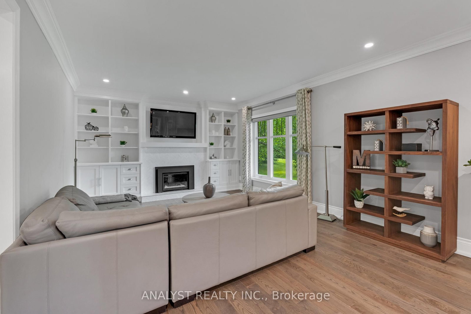 Detached House sold at 20 Fenyrose Crescent, Vaughan, Ontario, L4L 7B3 - East Woodbridge - MLS: N13712540