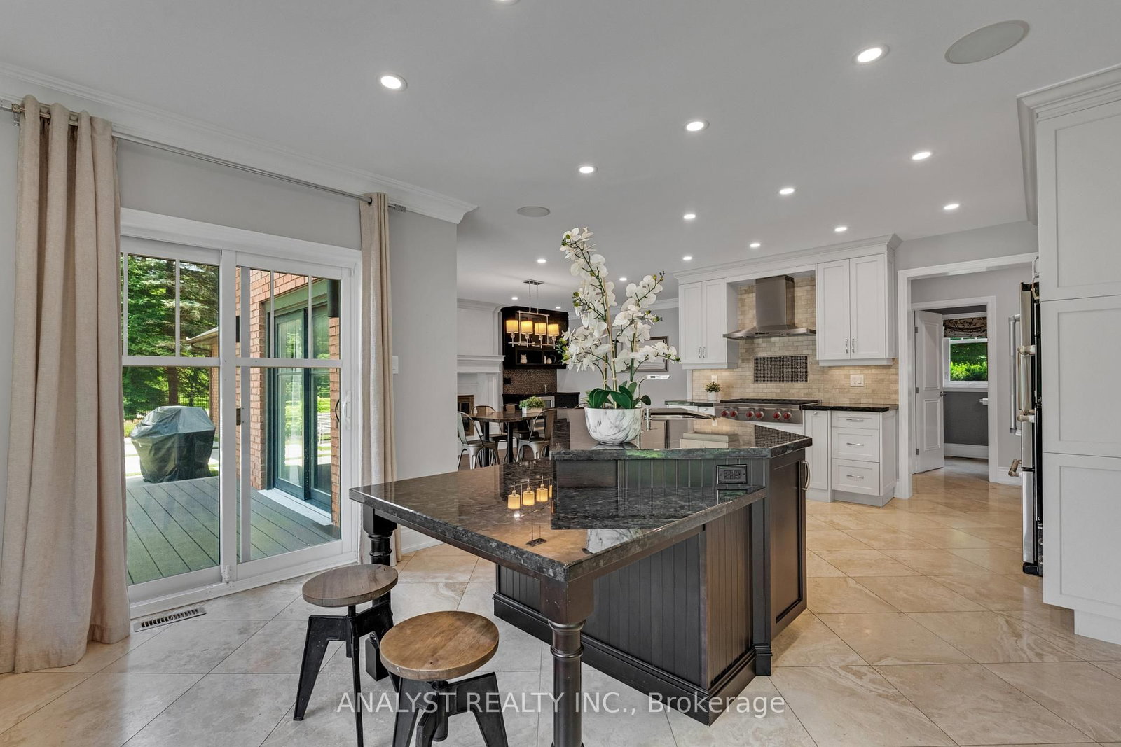 Detached House sold at 20 Fenyrose Crescent, Vaughan, Ontario, L4L 7B3 - East Woodbridge - MLS: N13712540