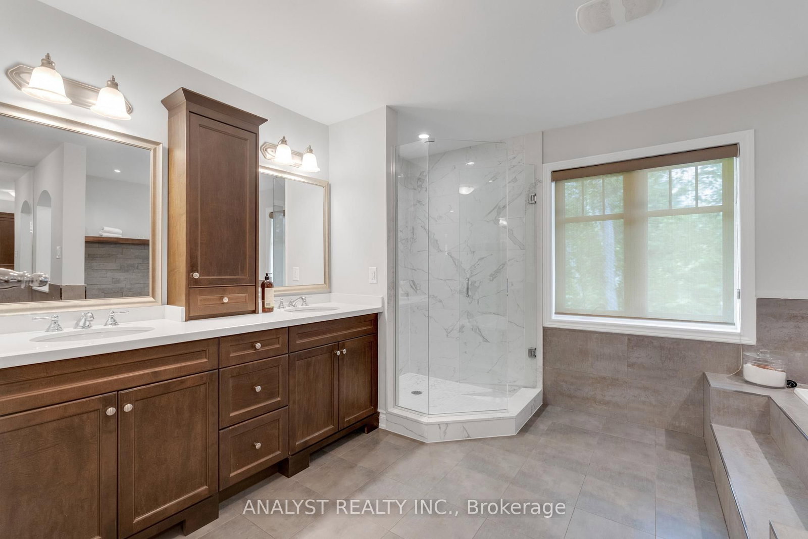 Detached House sold at 20 Fenyrose Crescent, Vaughan, Ontario, L4L 7B3 - East Woodbridge - MLS: N13712540