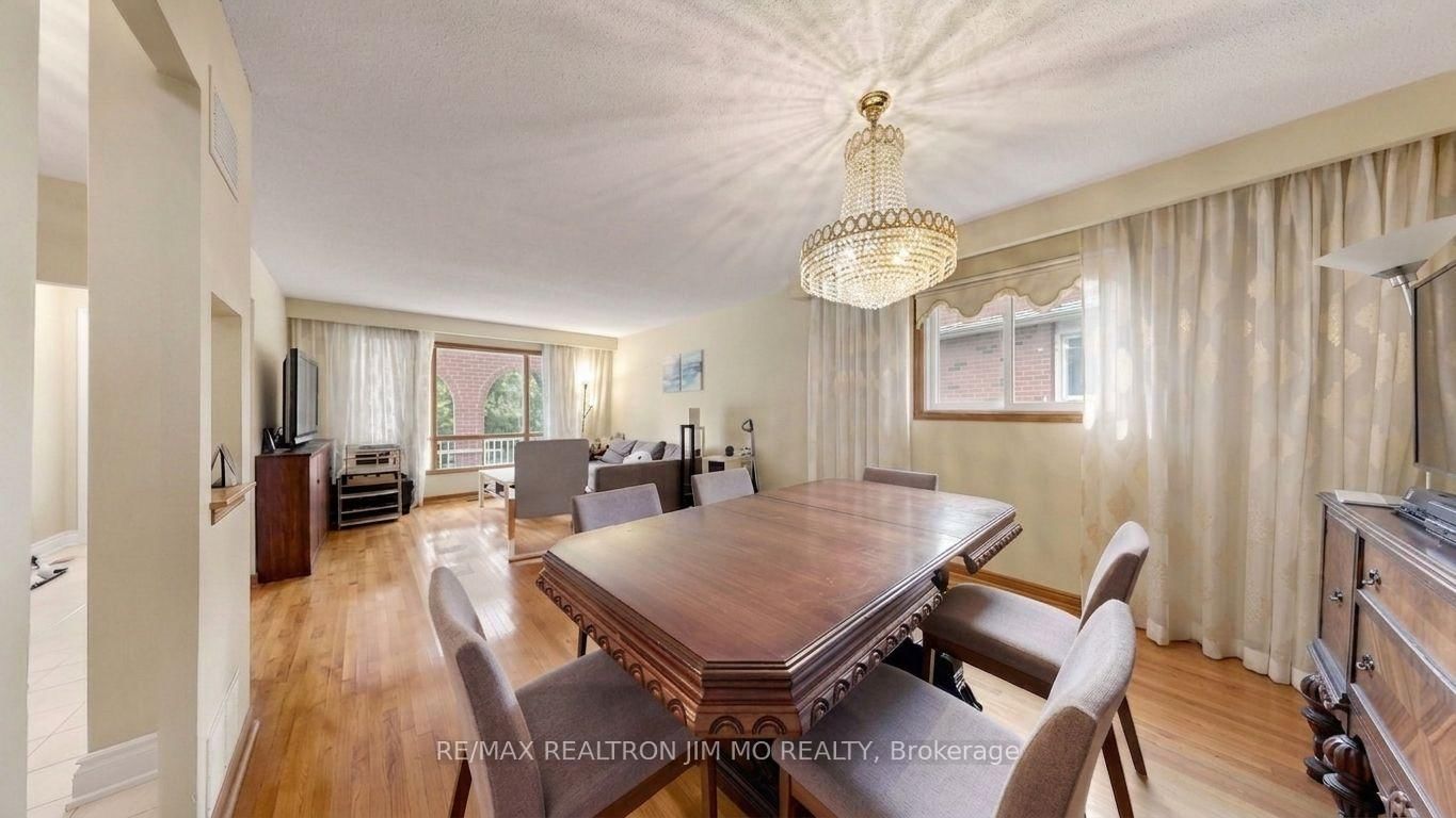 211 Risebrough Circuit • Markham, ON photo 8