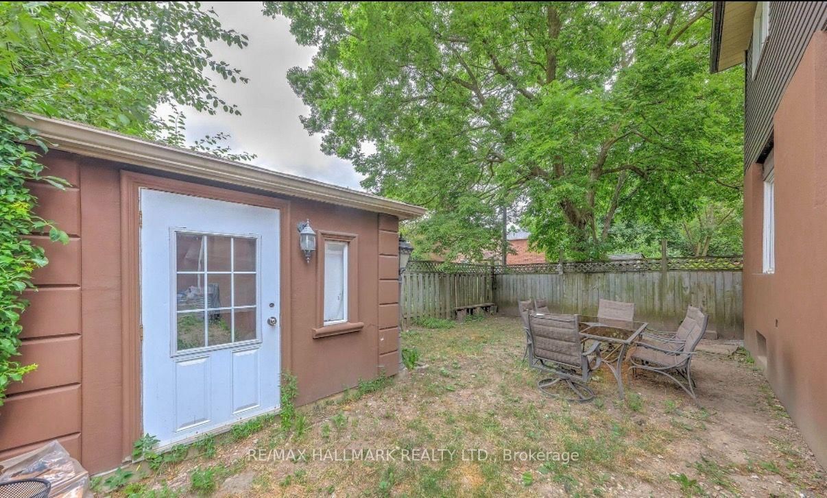27 Pugsley Avenue • Richmond Hill, ON photo 12