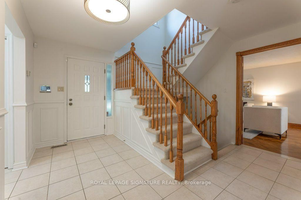 25 Stiver Court • Markham, ON photo 2