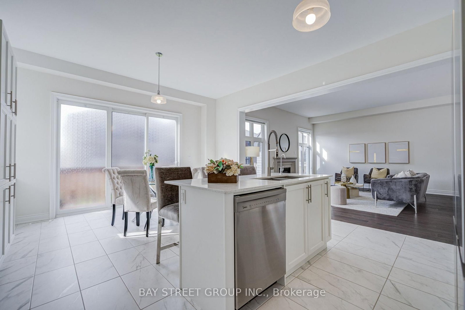 27 Hearthwood Gate • Whitchurch-Stouffville, ON photo 11