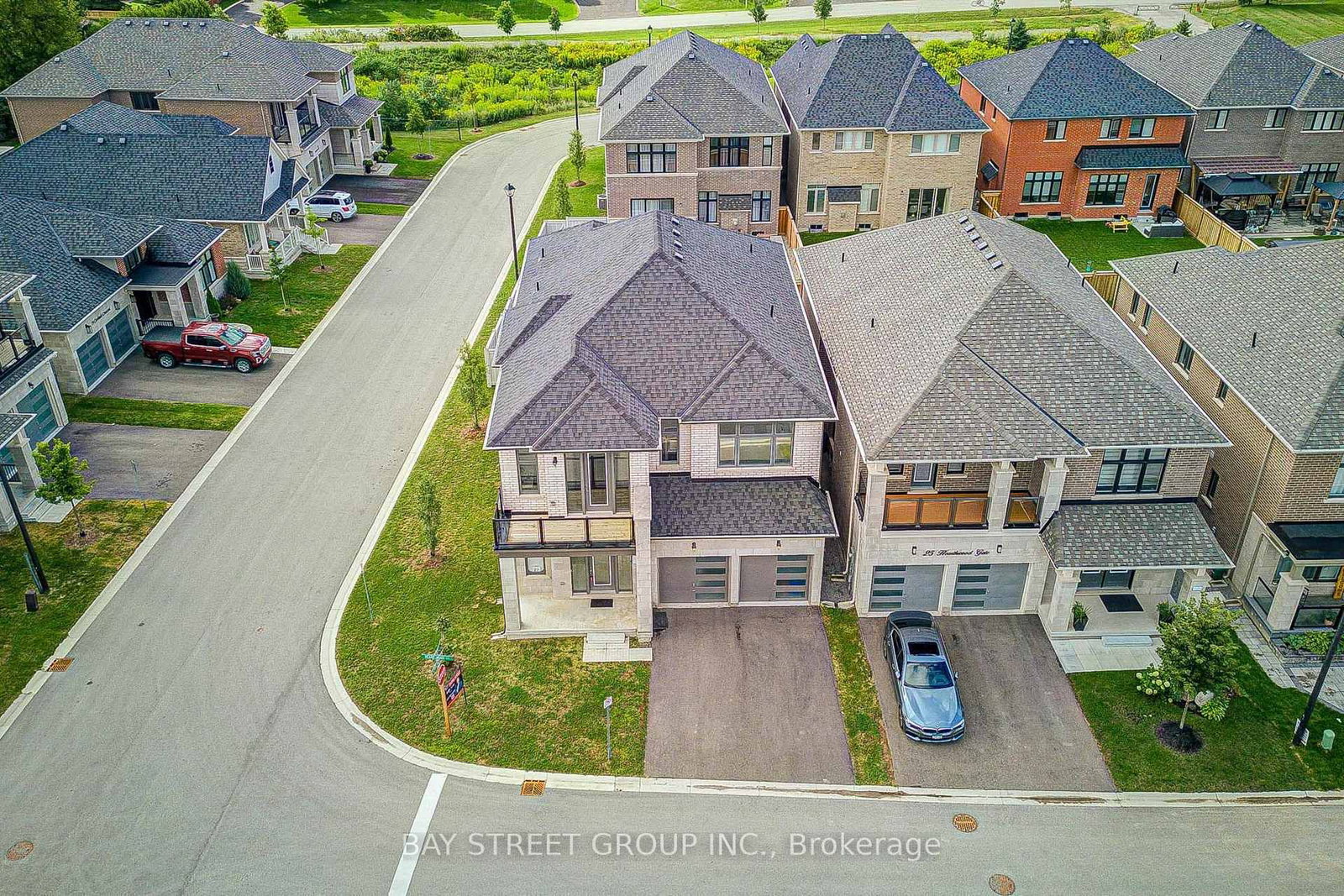 27 Hearthwood Gate • Whitchurch-Stouffville, ON photo 4