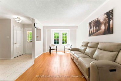 16 White's Hill Avenue • Markham, ON photo 4