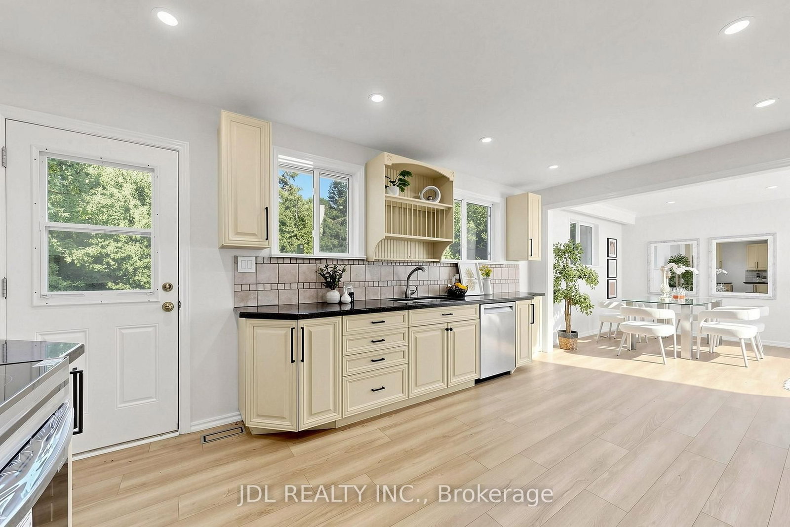105 Park Avenue • Newmarket, ON photo 10