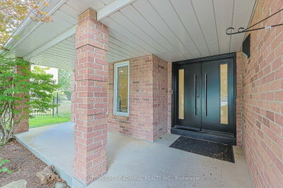 62 Pickett Crescent • Richmond Hill, ON photo 2