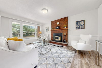 16 Ramsay Street • East Gwillimbury, ON photo 3
