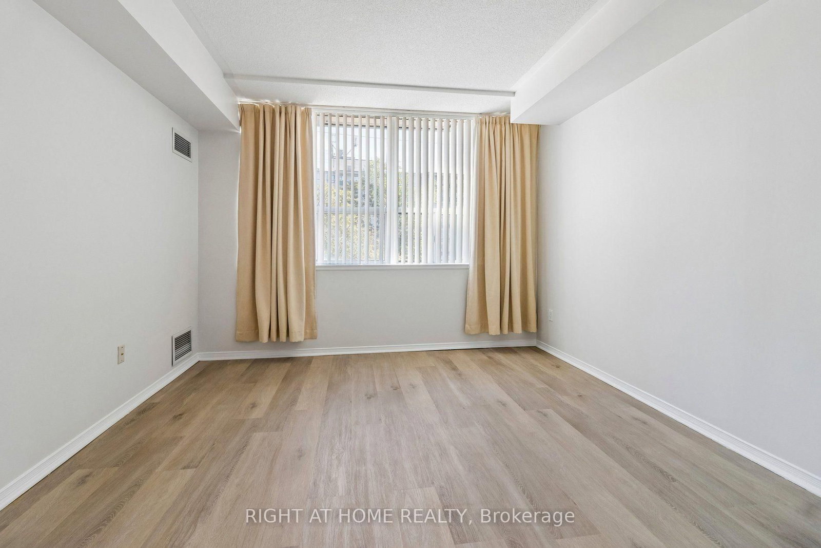 106-7398 Yonge St, Vaughan, view 10