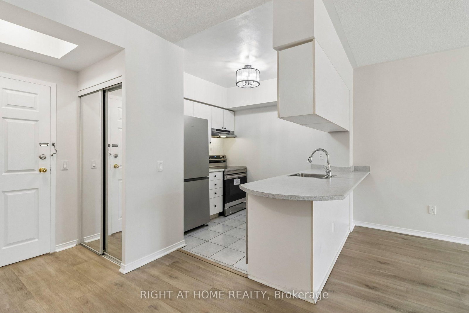 106-7398 Yonge St, Vaughan, view 17