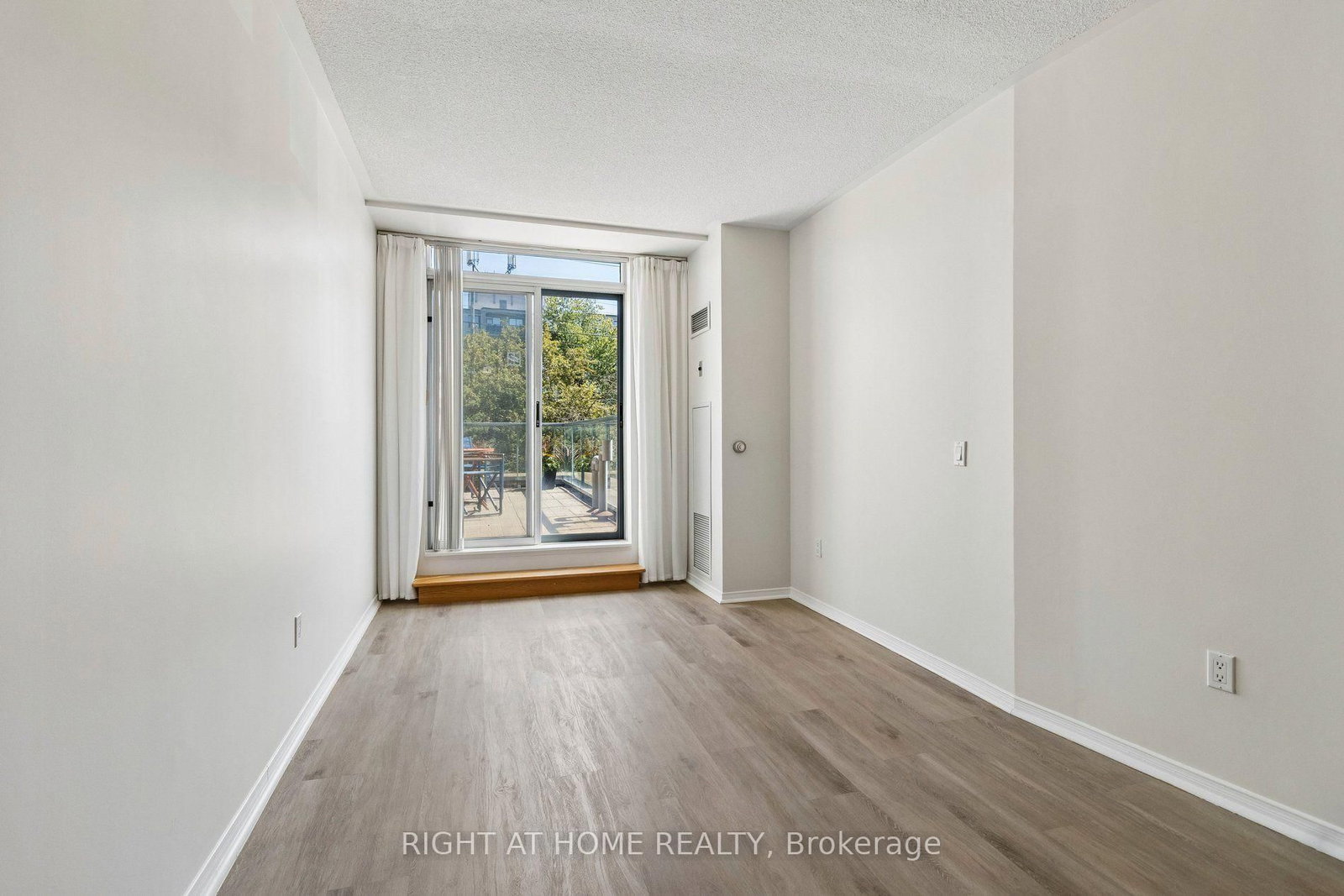 106-7398 Yonge St, Vaughan, view 4