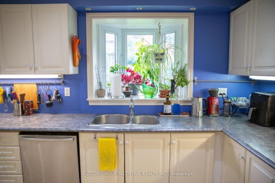 160 Walton Drive • Aurora, ON photo 9