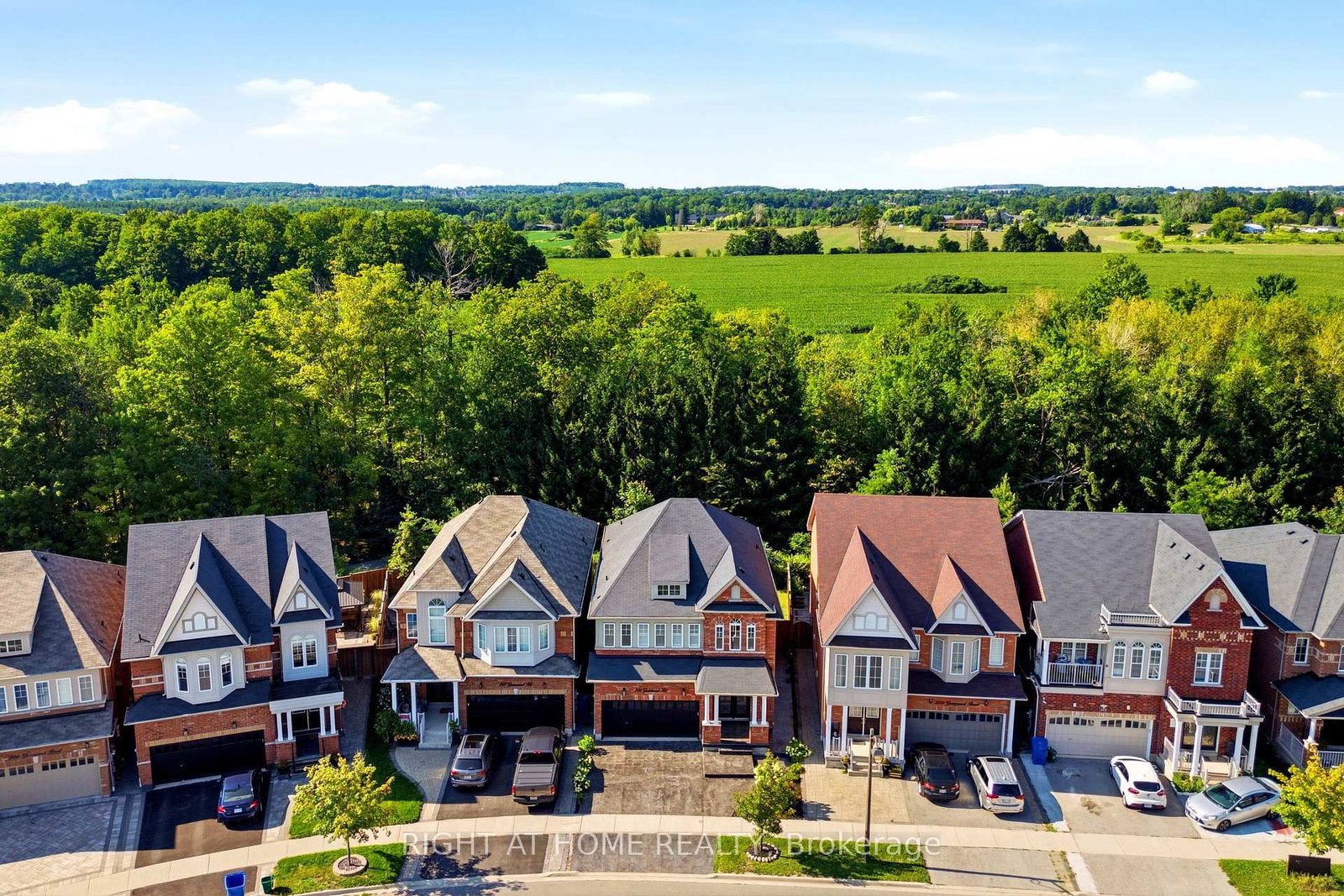 216 Greenwood Road • Whitchurch-Stouffville, ON photo 2