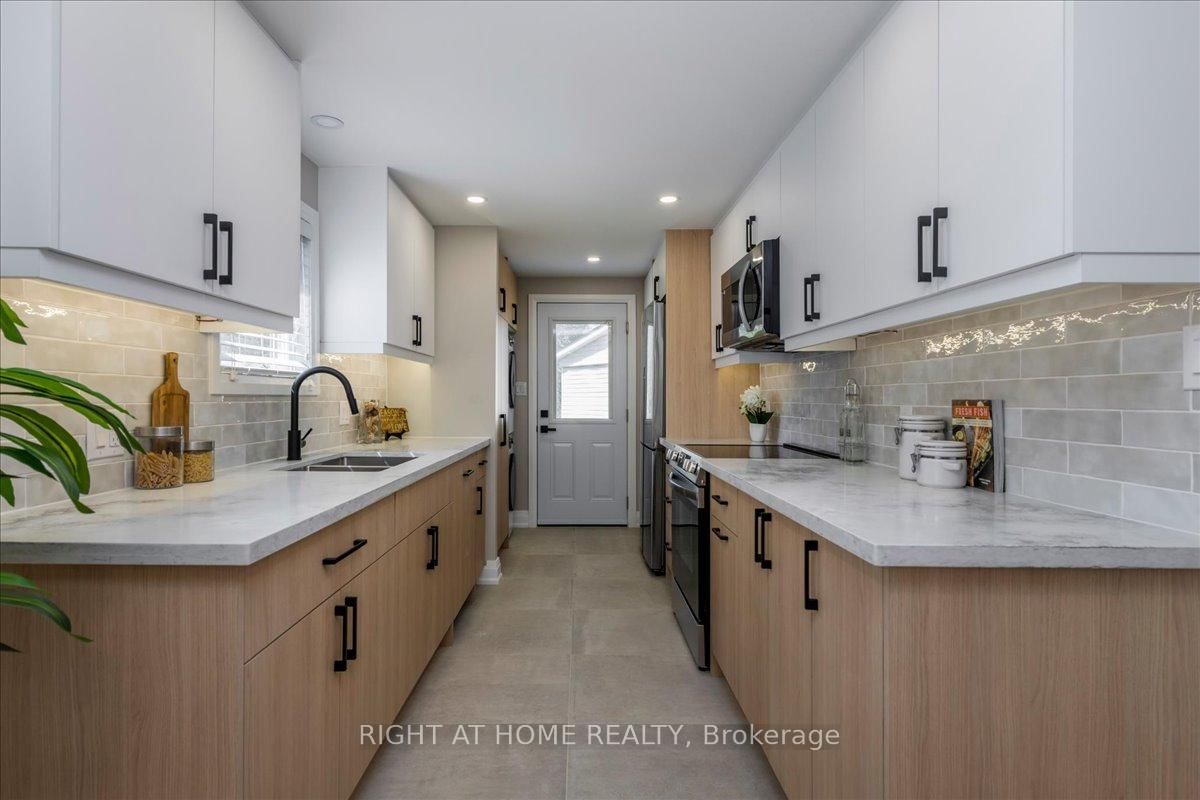 1 South Boulevard • Innisfil, ON photo 8