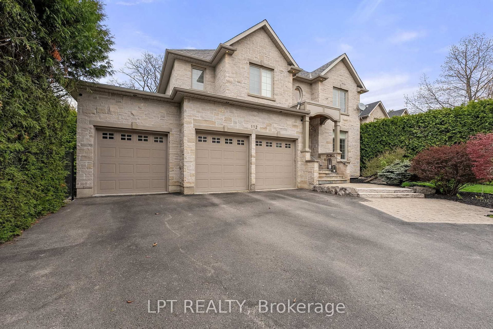 112 Tyler Street • Aurora, ON photo 3