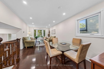 38 Kitsilano Crescent • Richmond Hill, ON photo 3