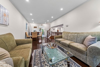 38 Kitsilano Crescent • Richmond Hill, ON photo 4