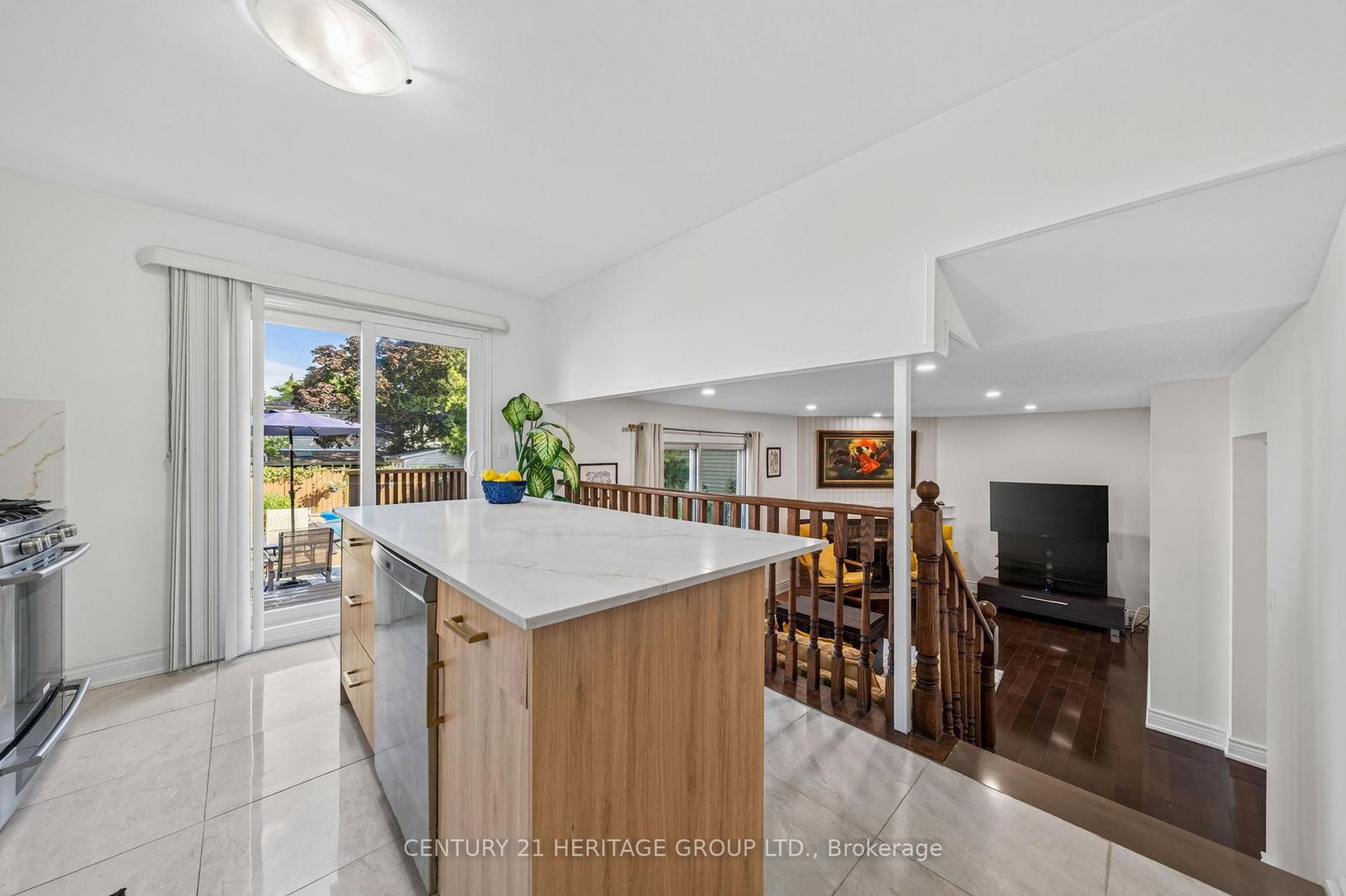 38 Kitsilano Crescent • Richmond Hill, ON photo 5