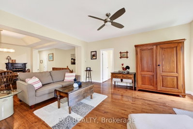 17 Wyndham Circle • Georgina, ON photo 9