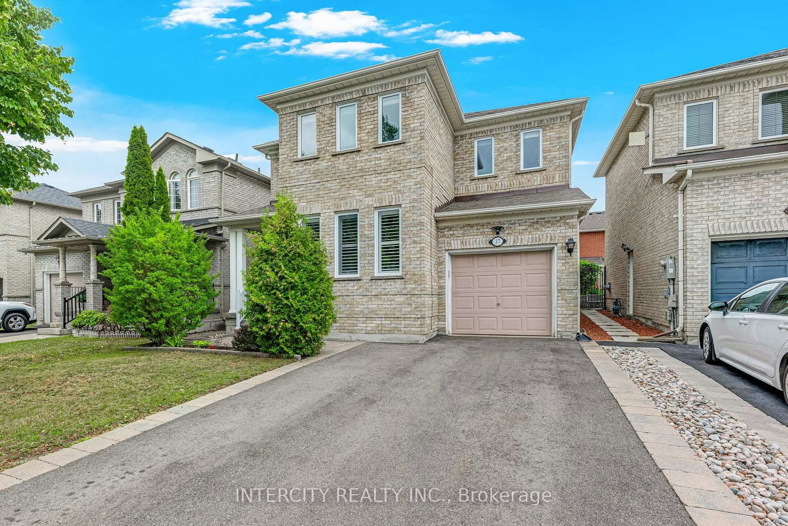 37 Redfinch Crescent • Vaughan, ON photo 3