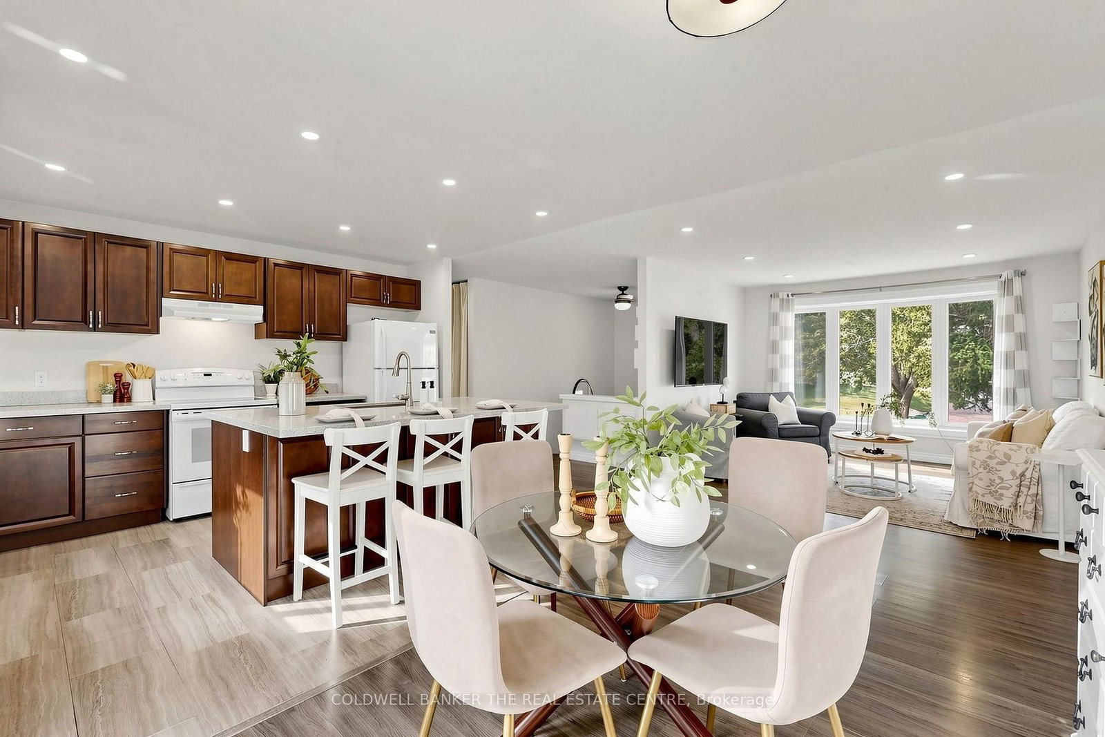 17 Blackstone Court • East Gwillimbury, ON photo 4