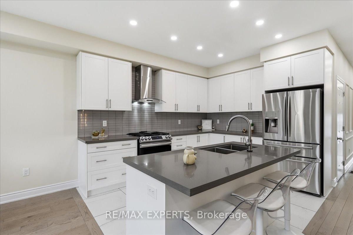68 Lorne Thomas Place • New Tecumseth, ON photo 11