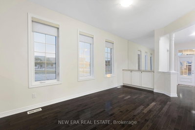 2 Lady Valentina Avenue • Vaughan, ON photo 4