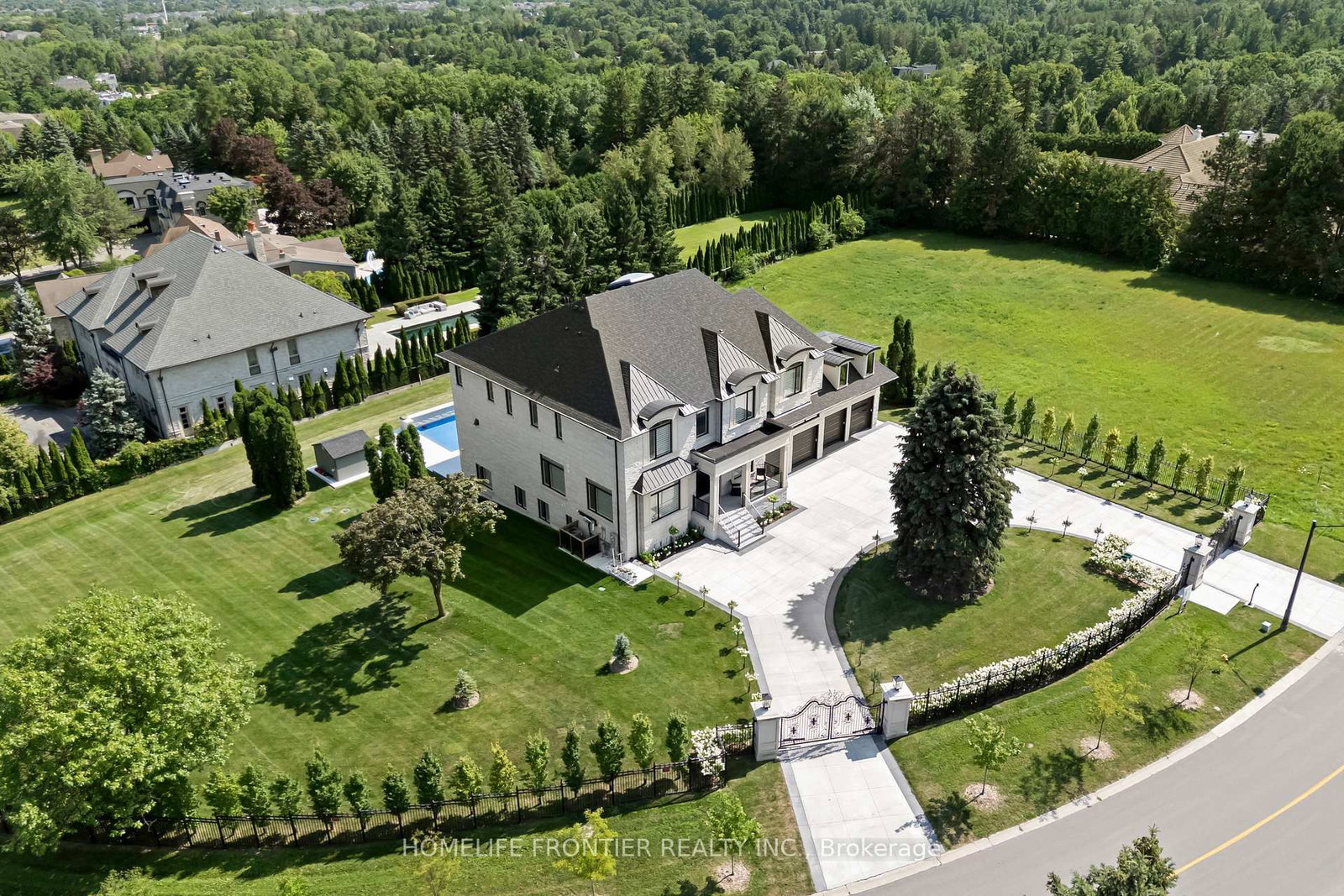 731 Woodland Acres Crescent • Vaughan, ON photo 1