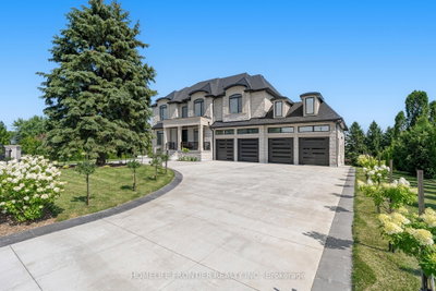 731 Woodland Acres Crescent • Vaughan, ON photo 2