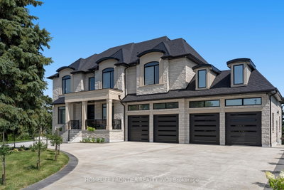 731 Woodland Acres Crescent • Vaughan, ON photo 3