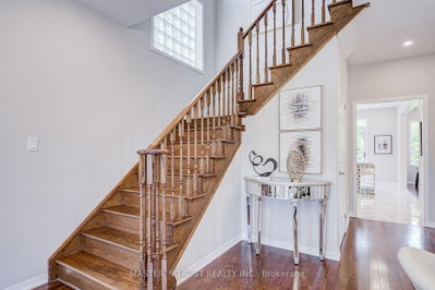 33 Levellands Crescent • Richmond Hill, ON photo 6