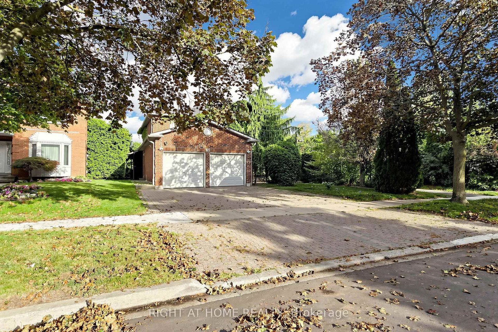 43 Topham Crescent • Richmond Hill, ON photo 2